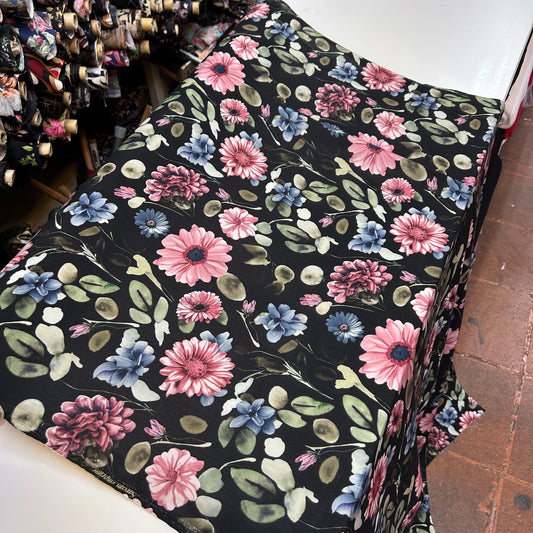 PREMIUM VİSKON SİYAH ZEMİNE BÜYÜK ÇİÇEK