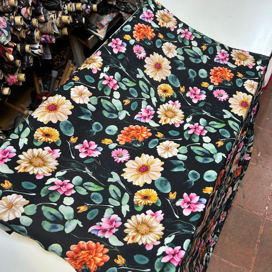 PREMIUM VİSKON SİYAH ZEMİNE RENKLİ ÇİÇEKLİ