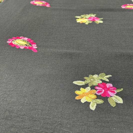 DÜZ VİSKON - SİYAH ZEMİNE NAKIŞLI