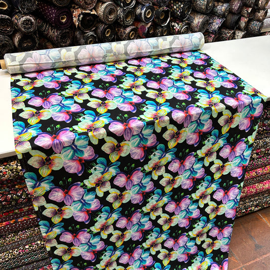 PREMIUM VİSKON - SİYAH ZEMİNE RENKLİ ÇİÇEKLİ